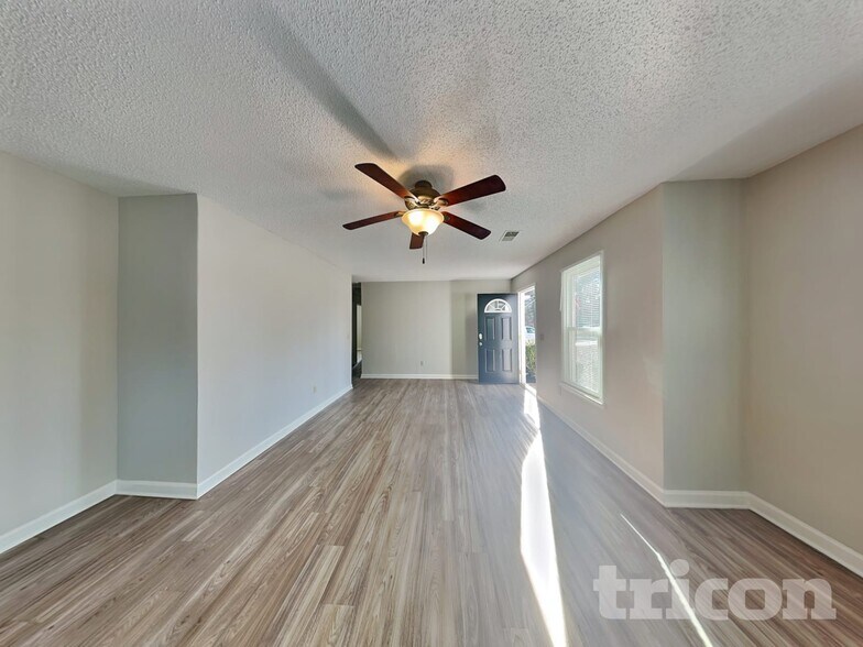 Building Photo - 812 N Royal Tower Dr