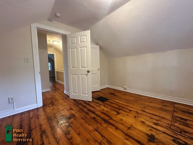 Building Photo - 4 Bedroom Home Close to Theodore Wirth Park