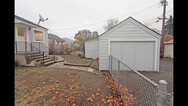 Storage Garage, Fully fenced yard, Paved Alley - 1024 E Hoffman Ave
