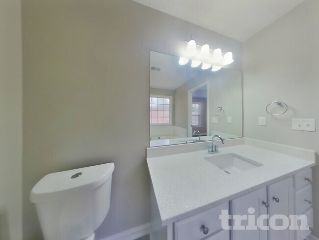 Building Photo - 449 Sarah's Ln