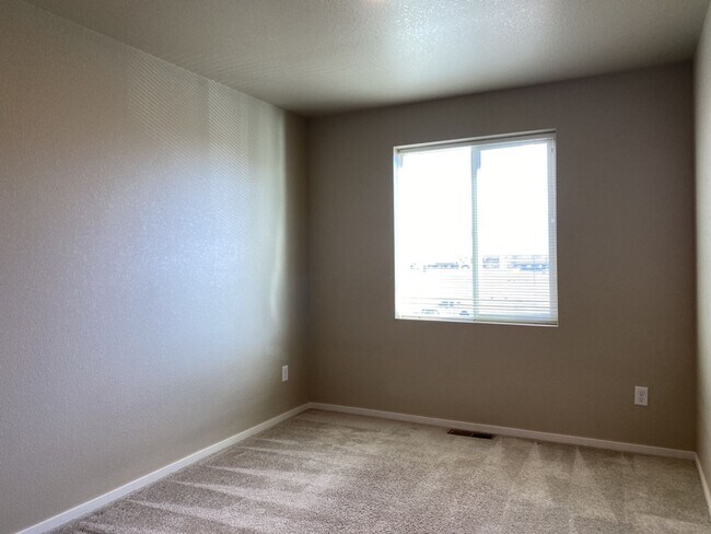 Building Photo - Beautiful Townhome 3-Bedroom / 2.5-Bath Near Walking Trail, Park