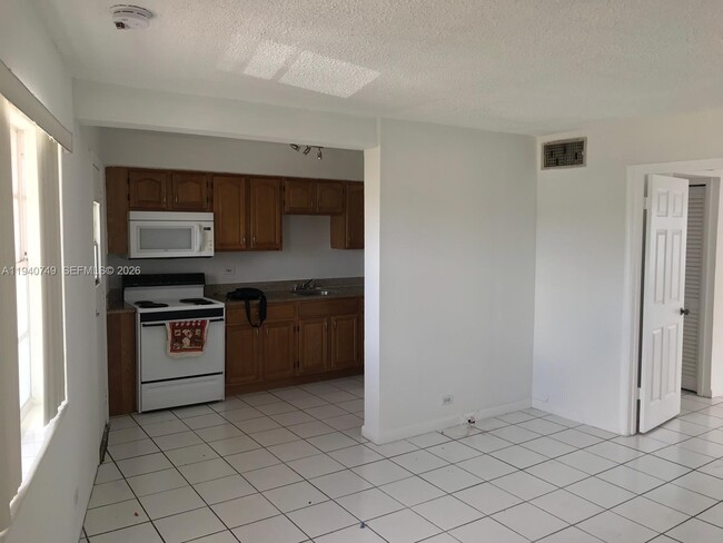 Building Photo - 1610 NW N River Dr