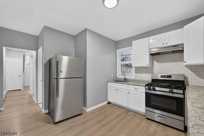 Building Photo - 437-439 7th Ave W