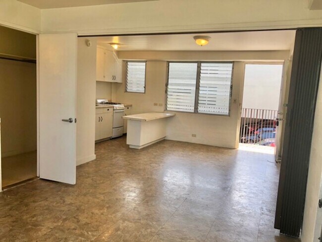 Building Photo - Central Location with Free Utilities!