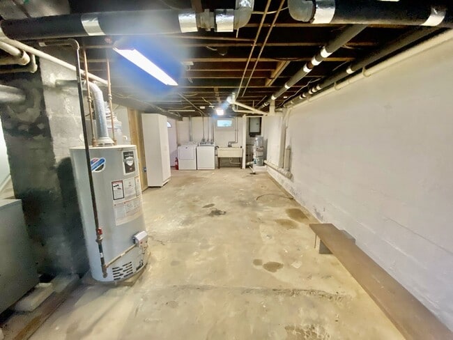 Building Photo - SPACIOUS 4 BED/2 BATH HOUSE-Luxury Vinyl F...