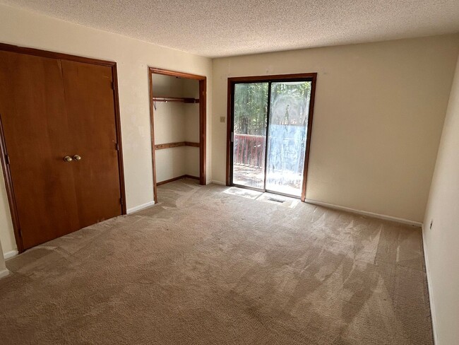 Building Photo - 4 Bed | 2 Bath Townhouse near NCSU - MOVE ...