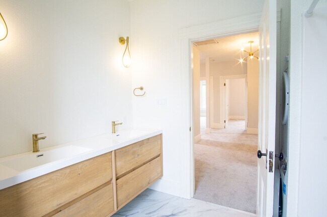 Building Photo - Gorgeous & Luxurious Remodeled Top-Floor T...