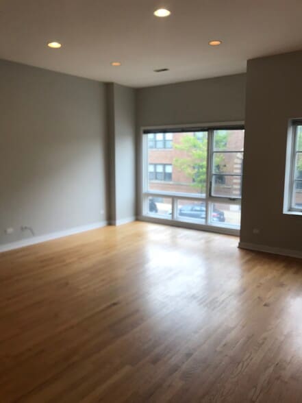 Building Photo - 44 N Paulina St