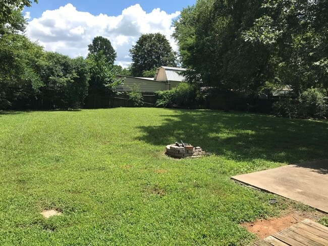 Building Photo - Great 3 Bedroom 2 Full Bath Home in Murfre...