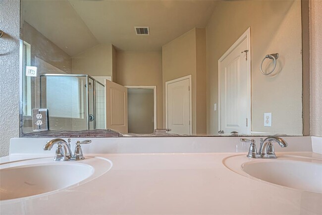 Building Photo - 18302 Red Oak Manor Ln