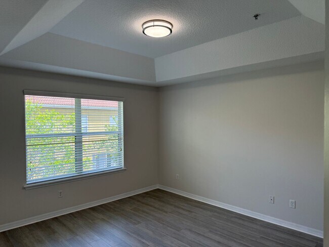 Building Photo - Come and Experience This Townhouse