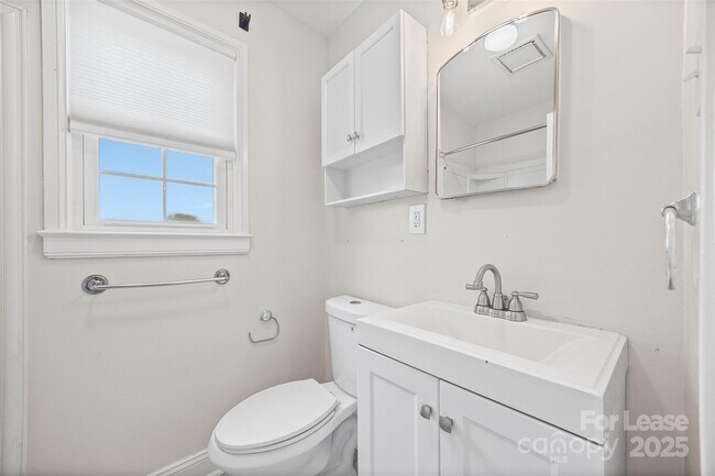 Building Photo - 512 Wakefield Dr