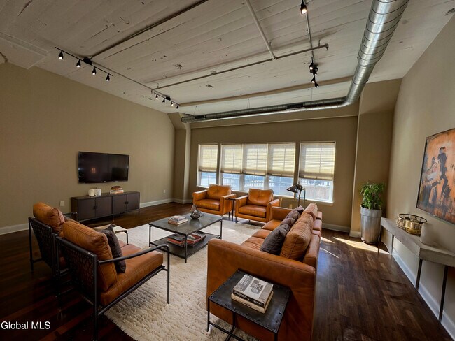 Building Photo - 733 Broadway