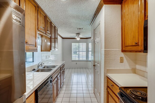 Building Photo - Rare 2 BR/ 2 BA Townhouse in Northwest Hil...