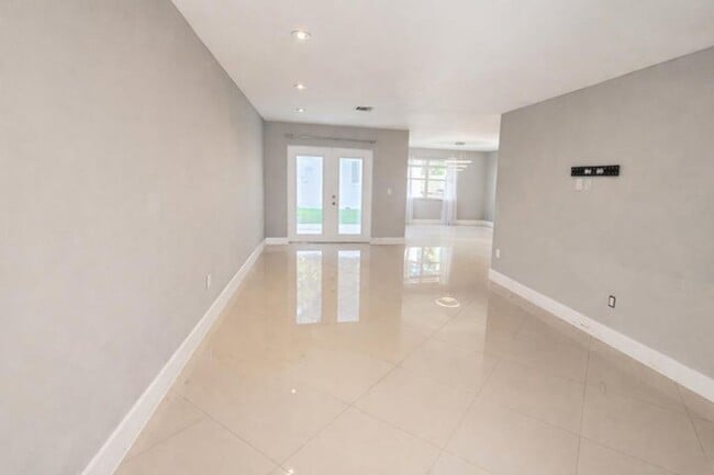 Building Photo - 4135 Eastridge Cir