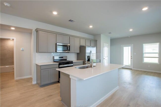 Building Photo - 883 Kickapoo Ln