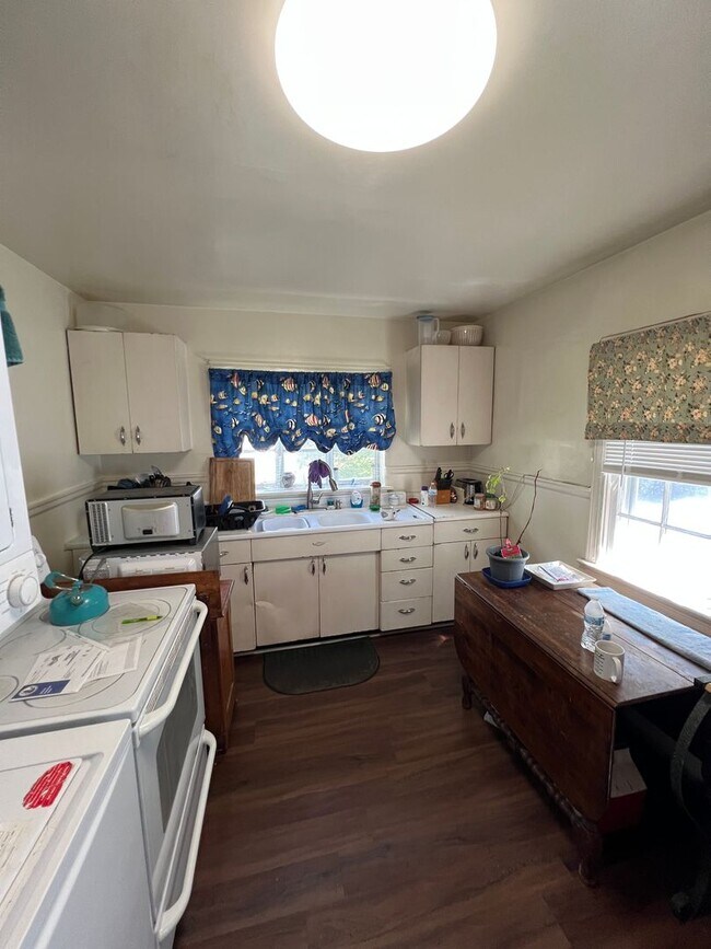 Building Photo - Adorable 2bdrm/1bth Ranch Style Home Conve...