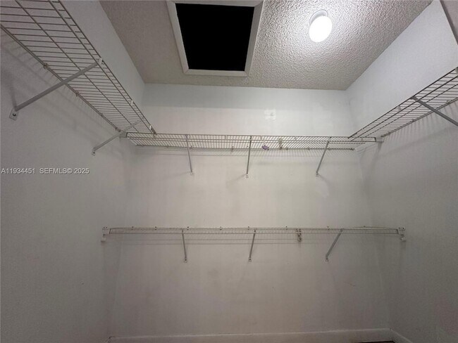 Building Photo - 1024 S Independence Dr