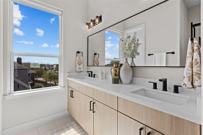 Building Photo - 2509 N MacGregor Way
