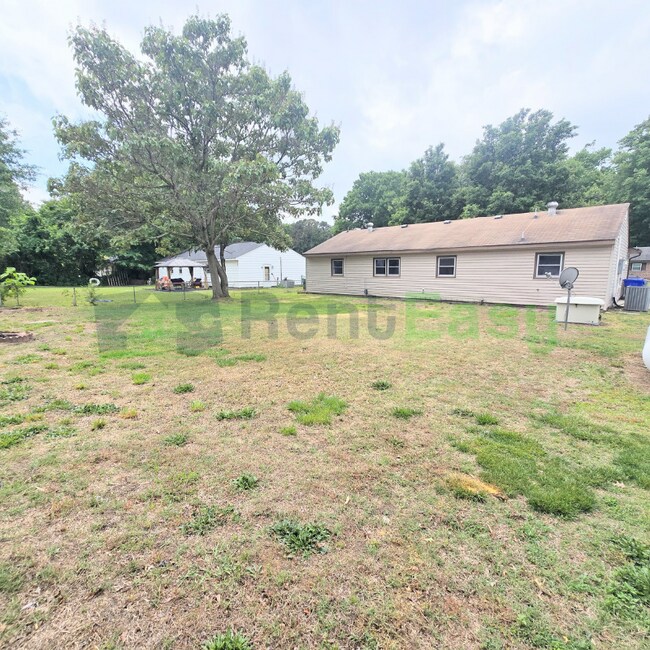 Building Photo - 5916 Vernon Dr