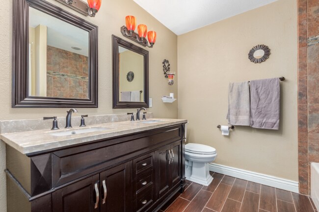 Building Photo - 3232 E Poinsettia Dr