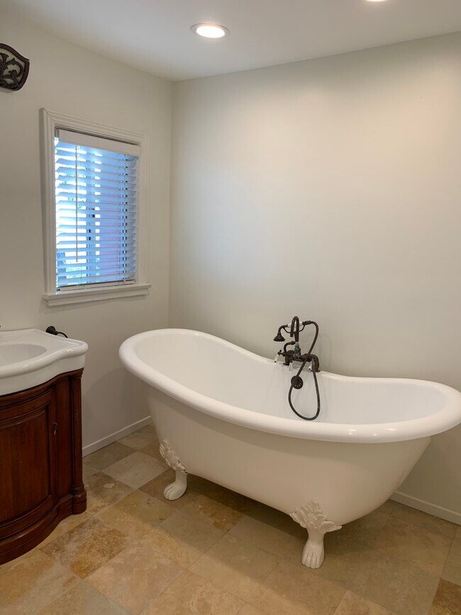 Building Photo - 1638 W Kilbourn St