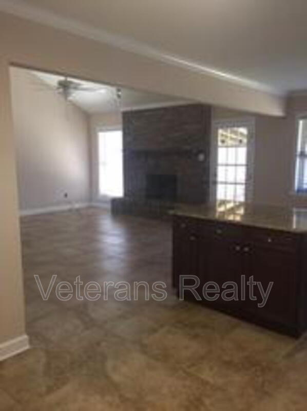 Building Photo - 2135 Baywood Dr