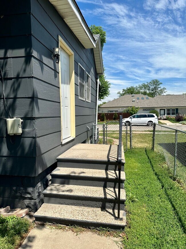 Building Photo - $1,175 | 1 Bedroom 1 Bath | Studio House | W&D | Fenced Yard | Central A/C