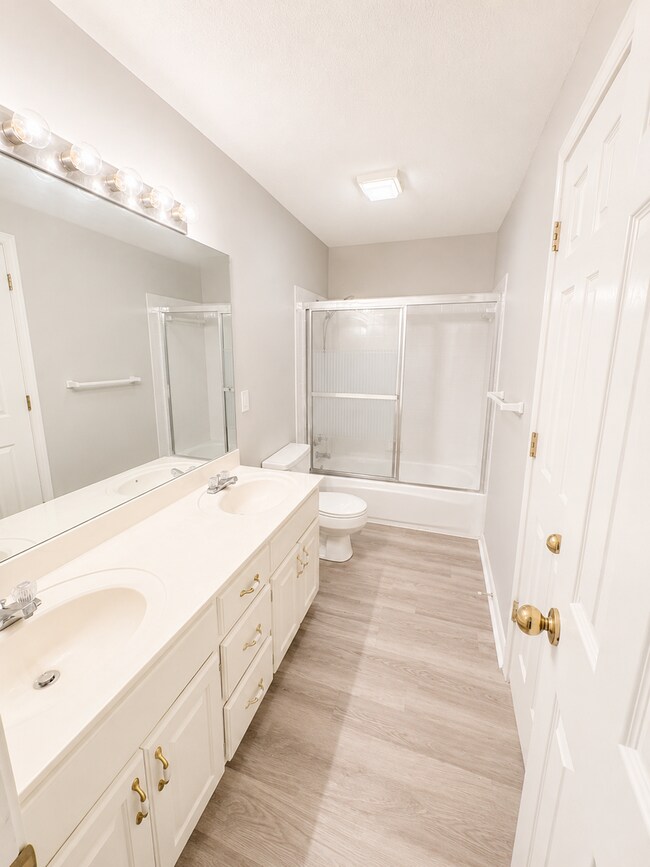 Building Photo - 4 bed/4.5 bath Overland Park Home with Multiple Entertainment Areas in Blue Valley