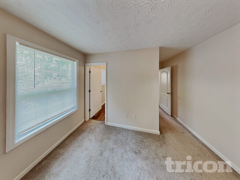 Building Photo - 1024 Weatherwood Pl NE