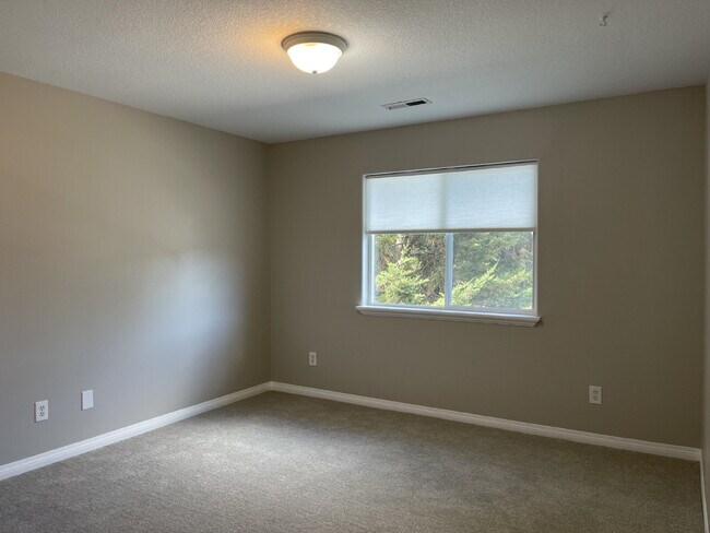 Building Photo - 4-Bedroom Happy Valley Home with Large Garage, Spacious Living Areas & Covered Deck