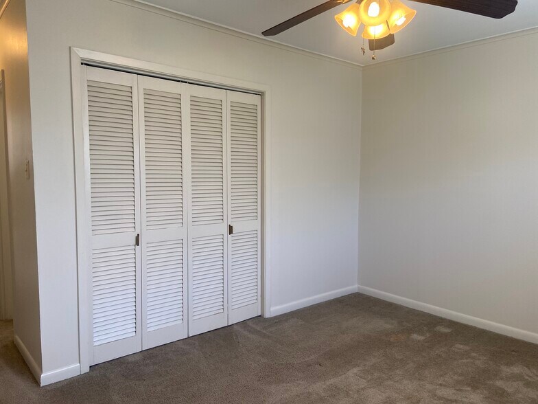 Building Photo - 147 E Elmwood St