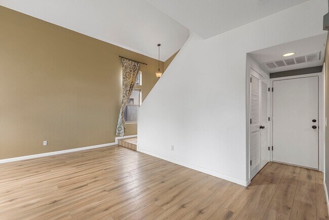 Building Photo - Lovely 3 bed / 2.5 bath Home in the Power ...