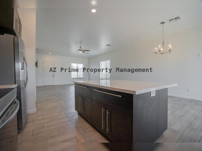 Building Photo - 1409 E Shangri La Rd