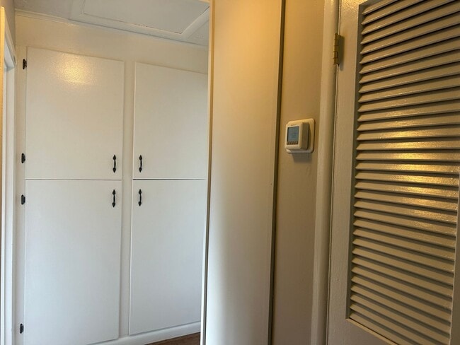 Building Photo - Charming 2 bedroom/1 bath Walking distance...