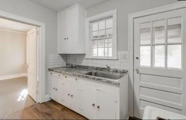 Building Photo - Cozy 2bd/1ba brick cottage near downtown C...