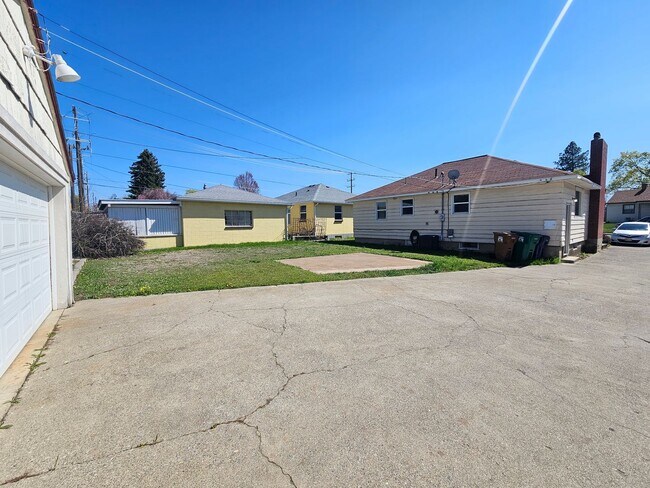 Building Photo - $2,095 - 3 Bed / 2 Bath Charming Rancher H...