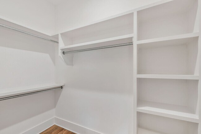 Building Photo - 5 Bedroom Home with Luxury Finishes in West End