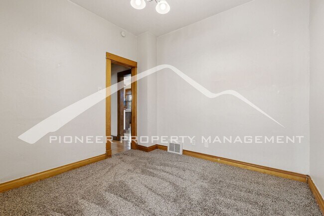 Building Photo - Beautiful Home with Fenced Yard and Washer/Dryer