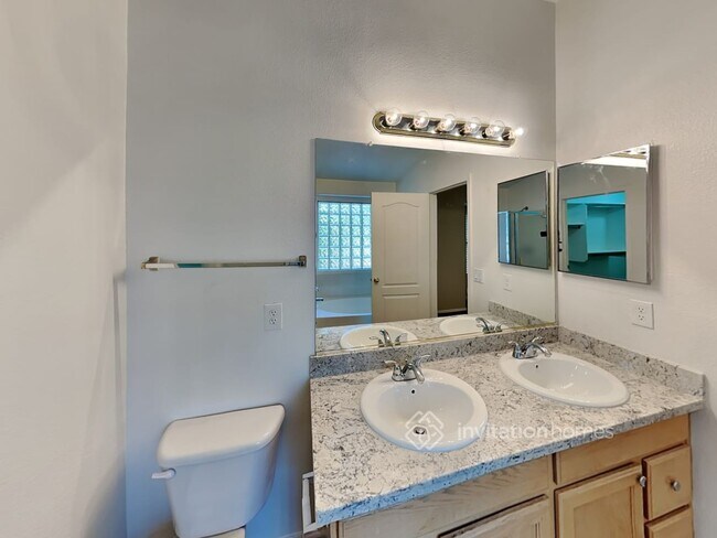 Building Photo - 1755 E Toledo St