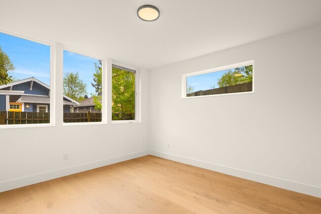 Building Photo - Gorgeous Urban Madrona 3-bedroom home