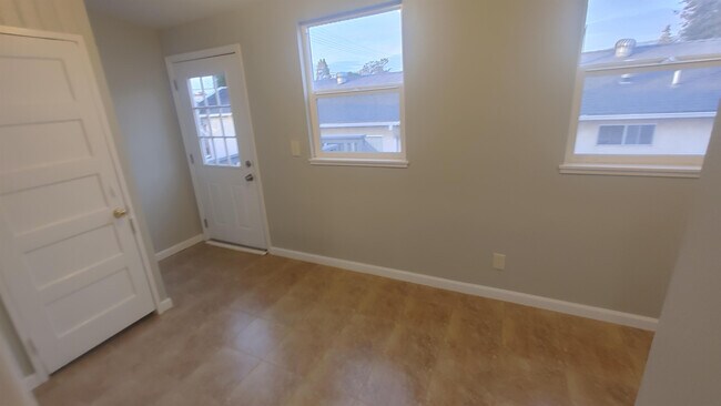Building Photo - 916 1/2 Lincoln Ave