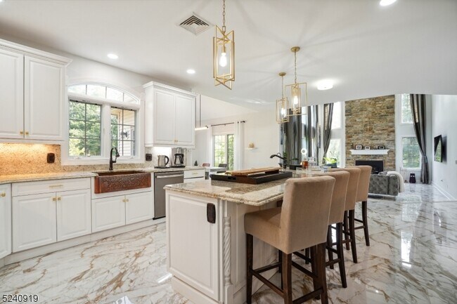 Building Photo - 22 Forest Hill Dr