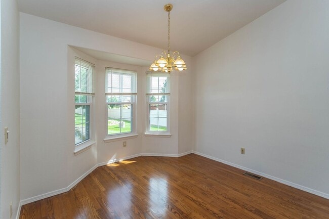 Building Photo - Lovely District 20 Townhome!