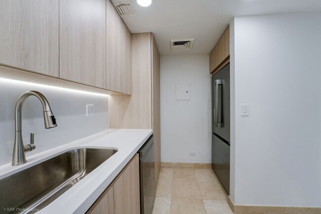 Building Photo - Stunning Waterfront Living in South Brickell