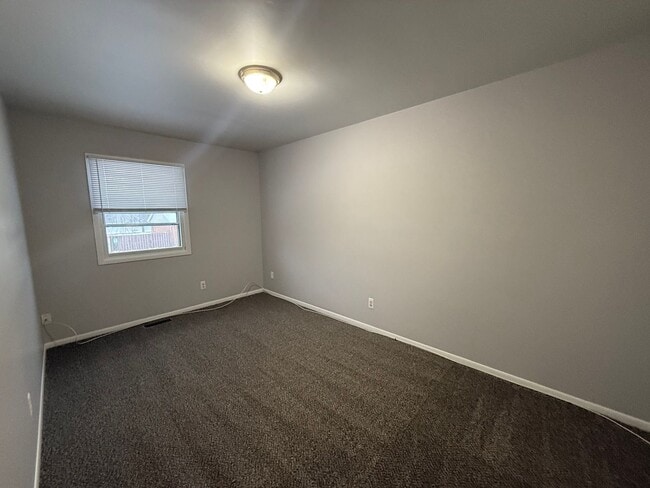 Building Photo - 2081-2083 Shangrai La Dr SE