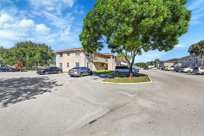 Building Photo - 906 Twin Lakes Dr