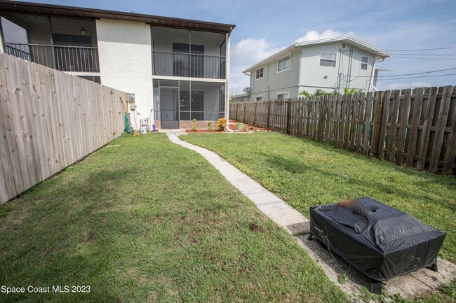 Building Photo - 277 Monroe Ave