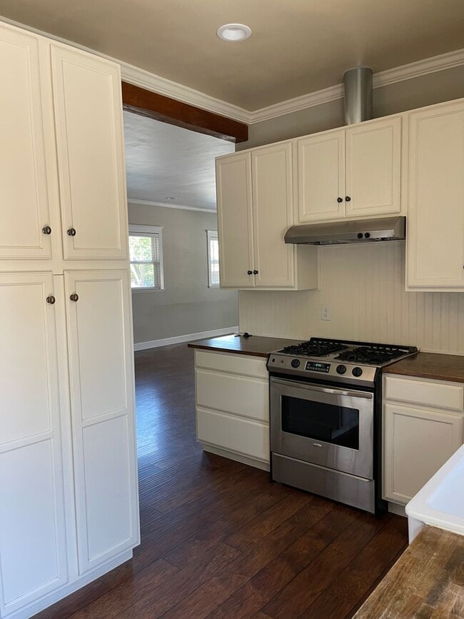 Building Photo - Darling Old Roseville Home - Dog Friendly!
