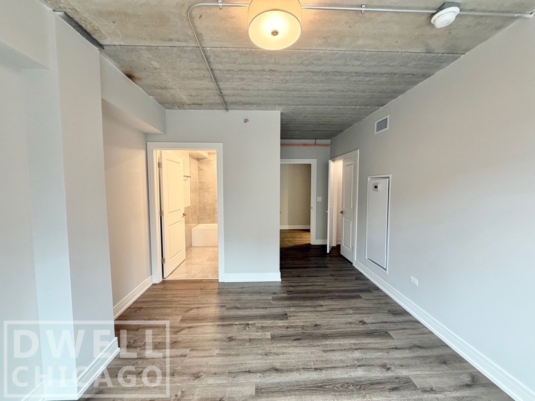 Building Photo - 938 W Carmen Ave